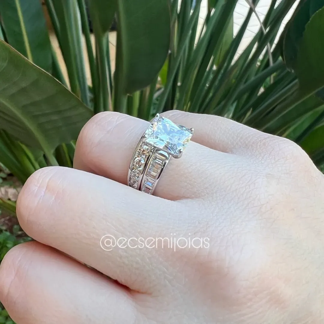 Anel duplo com solitário retangular 8x10mm com aro cravejado de baguetes - banhado a ródio branco