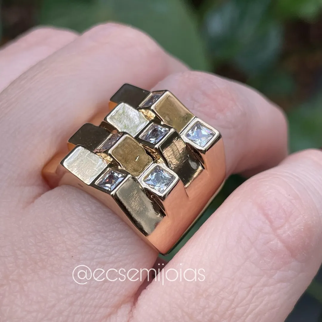 Anel engrenagens lisas e com zircônias quadradas - banhado a ouro 18k
