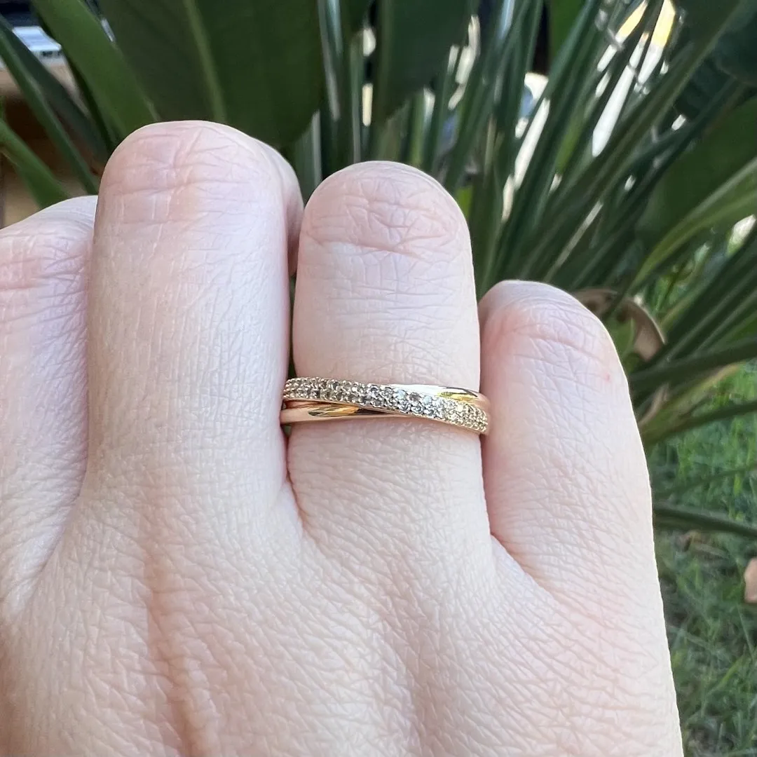 Anel entrelaçado com um aro liso e outro cravejado - banhado a ouro 18k
