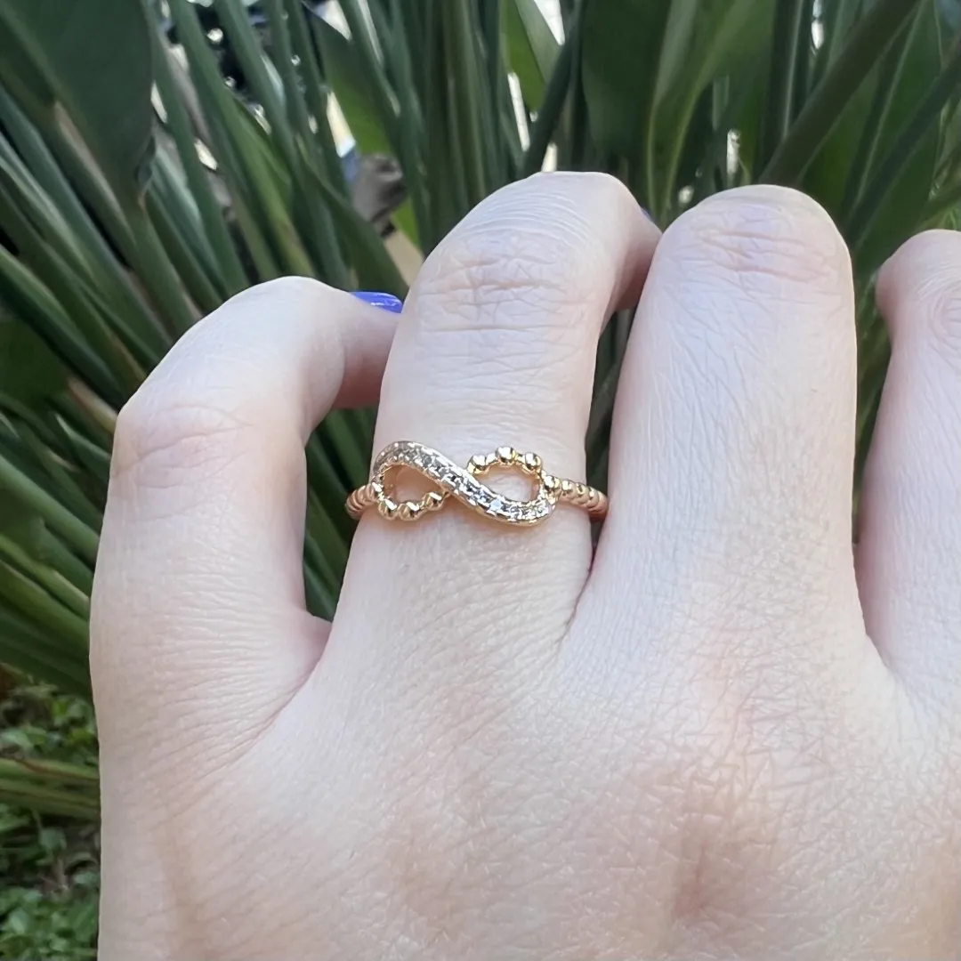 Anel infinito cravejado com aro bombardeado - banhado a ouro 18k