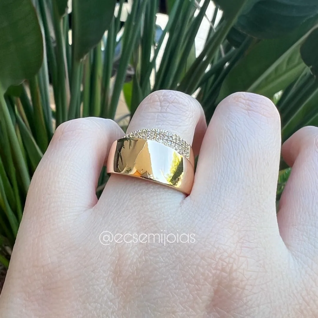 Anel mais largo liso com borda cravejada - banhado a ouro 18k