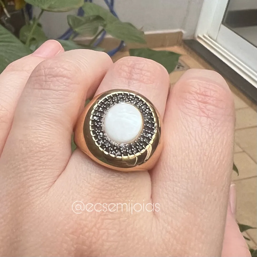 Anel oval com madrepérola no centro cravejado em volta - banhado a ouro 18k