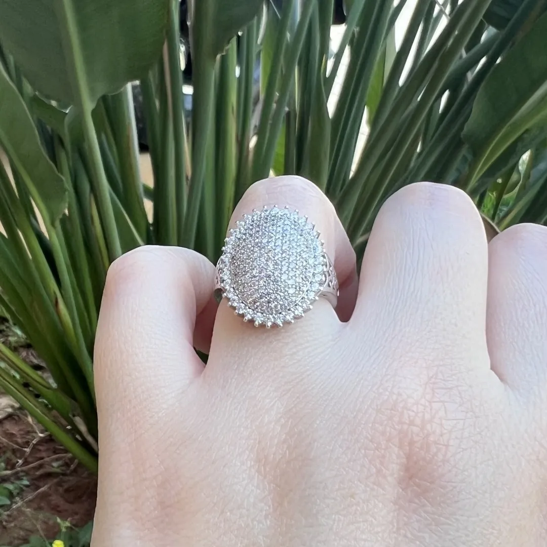 Anel oval cravejado com bordas cravejadas - 17x21mm - banhado a ródio branco