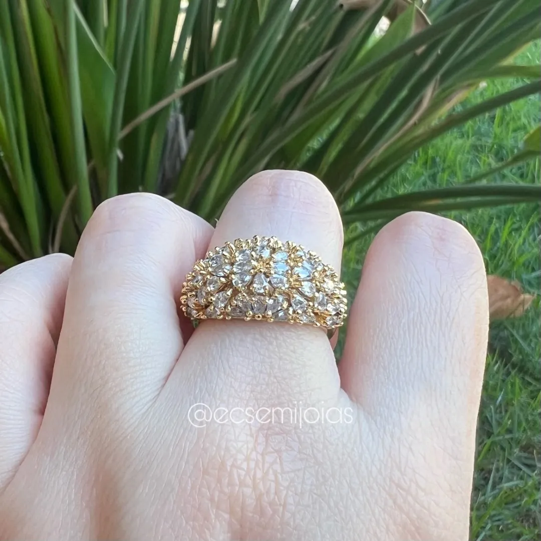 Anel oval cravejado com zircônias baguetes - banhado a ouro 18k