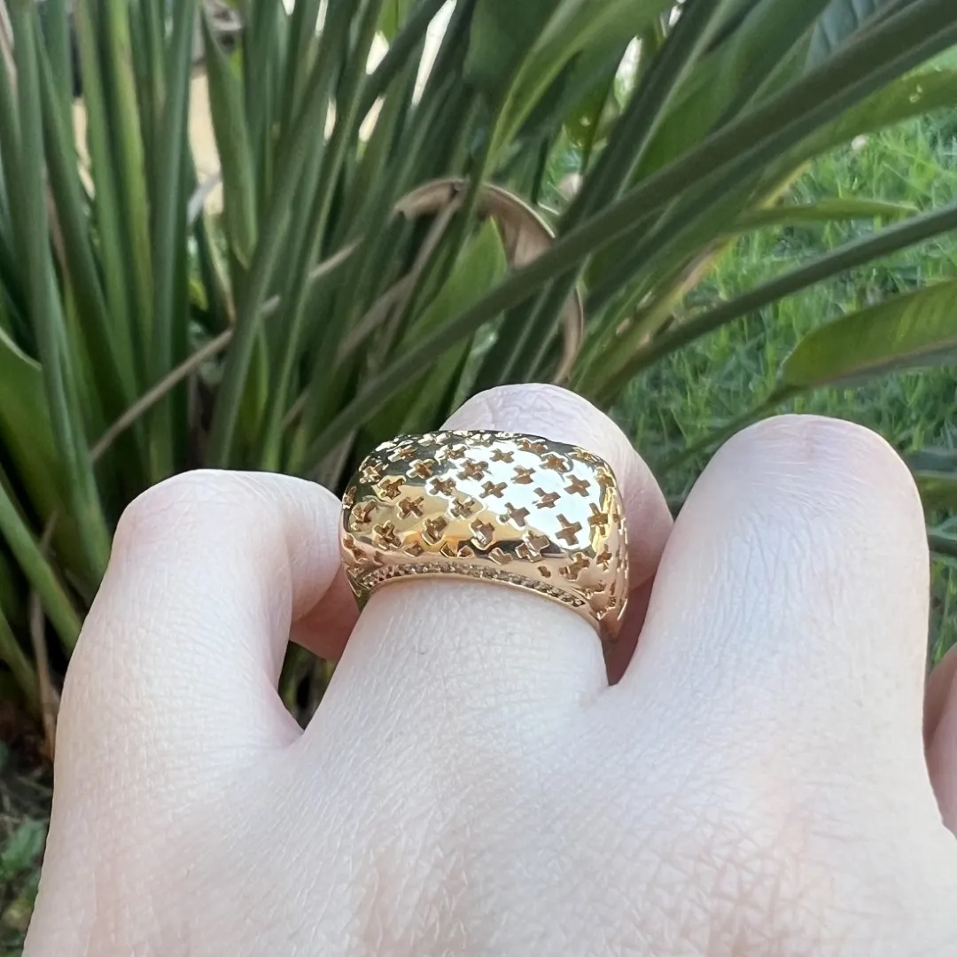 Anel retangular liso com trevinhos vazados e lateral cravejada - banhado a ouro 18k