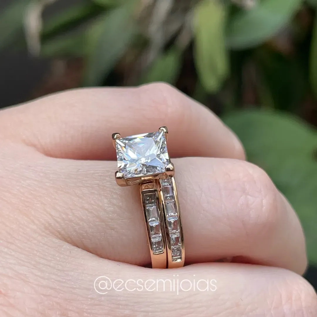 Anel duplo com solitário quadrado e aro com baguetes - banhado a ouro 18k