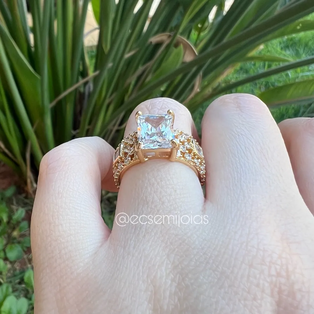 Anel solitário retangular com aro 100% cravejado vazado - banhado a ouro 18k