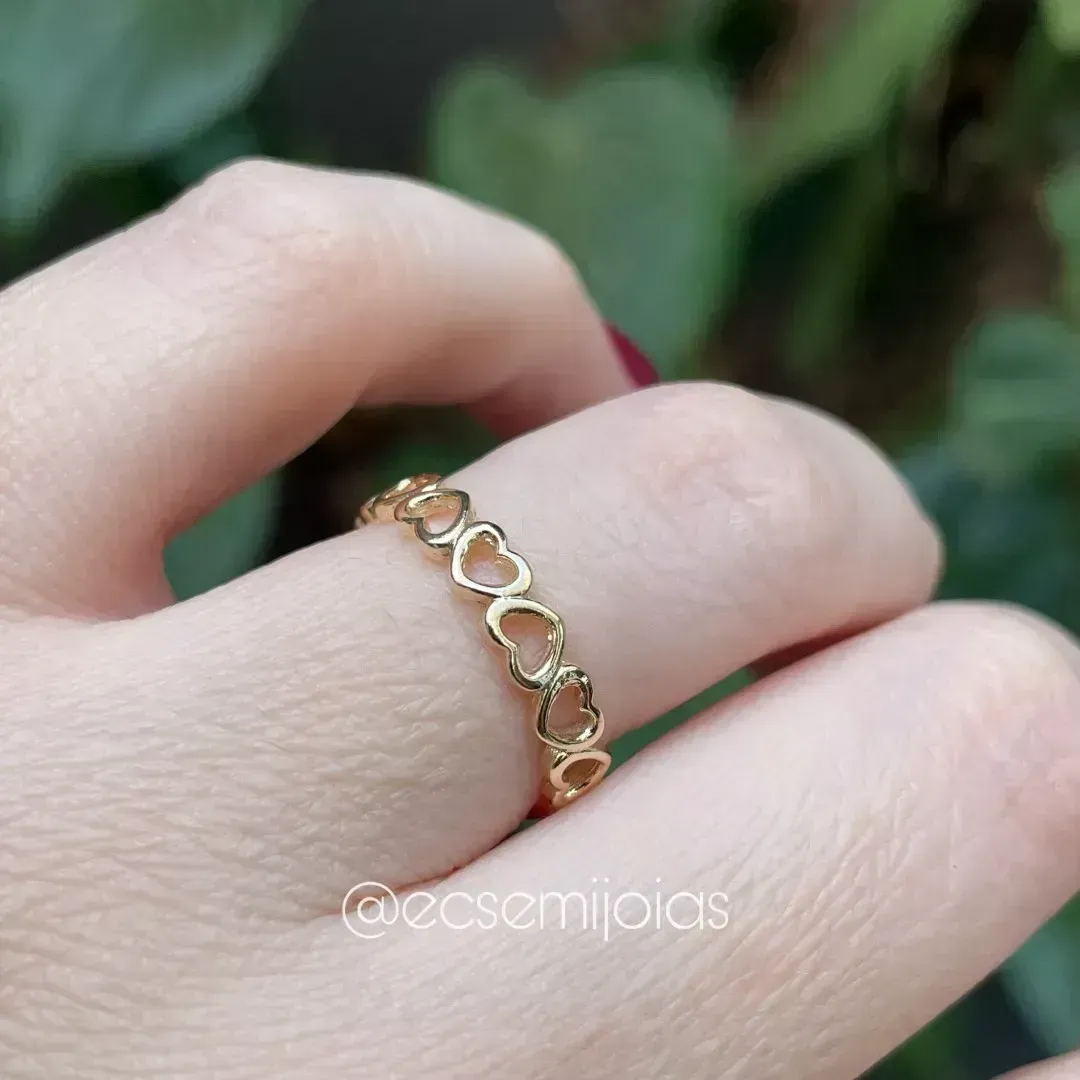 Anel todo de corações bem pequenos vazados - banhado a ouro 18k