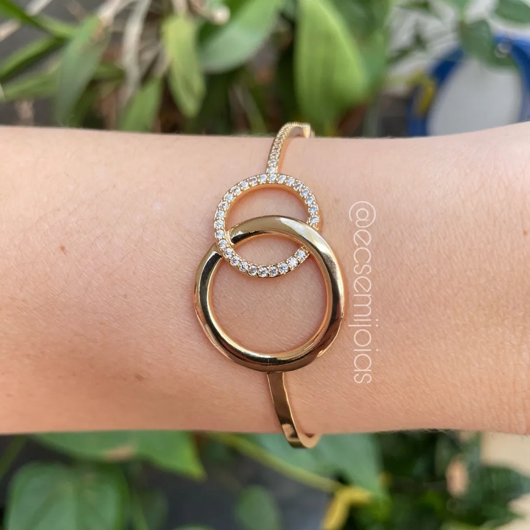 Bracelete com 2 aros redondos vazados, 1 cravejado e outro liso - banhado a ouro 18k
