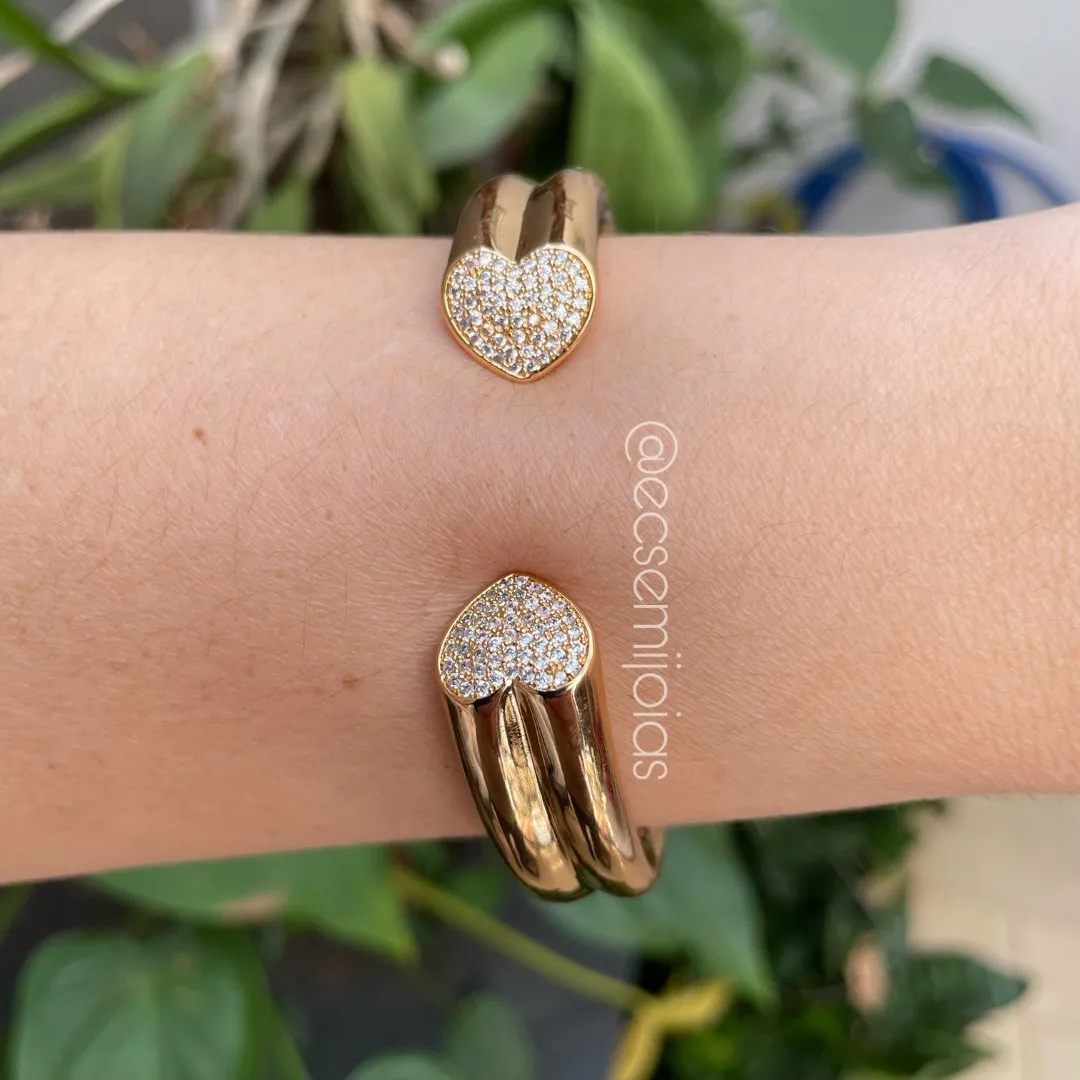 Bracelete com 2 corações cravejados nas pontas - banhado a ouro 18k