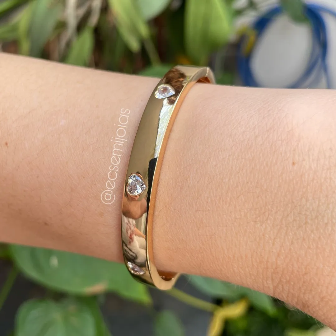 Bracelete liso com zircônias de corações - banhado a ouro 18k