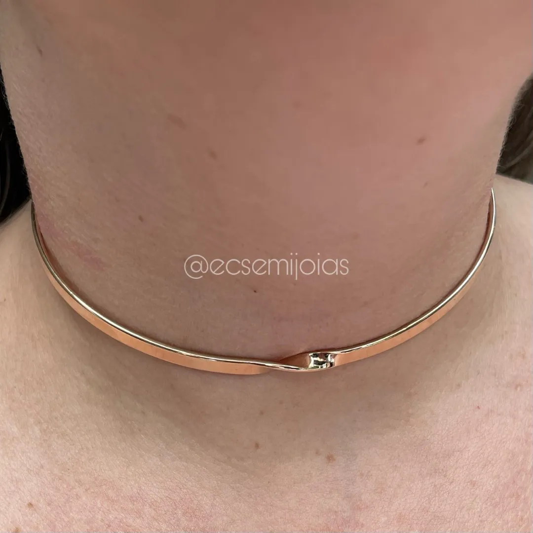 Canga torcida no meio lisa - banhado a ouro 18k