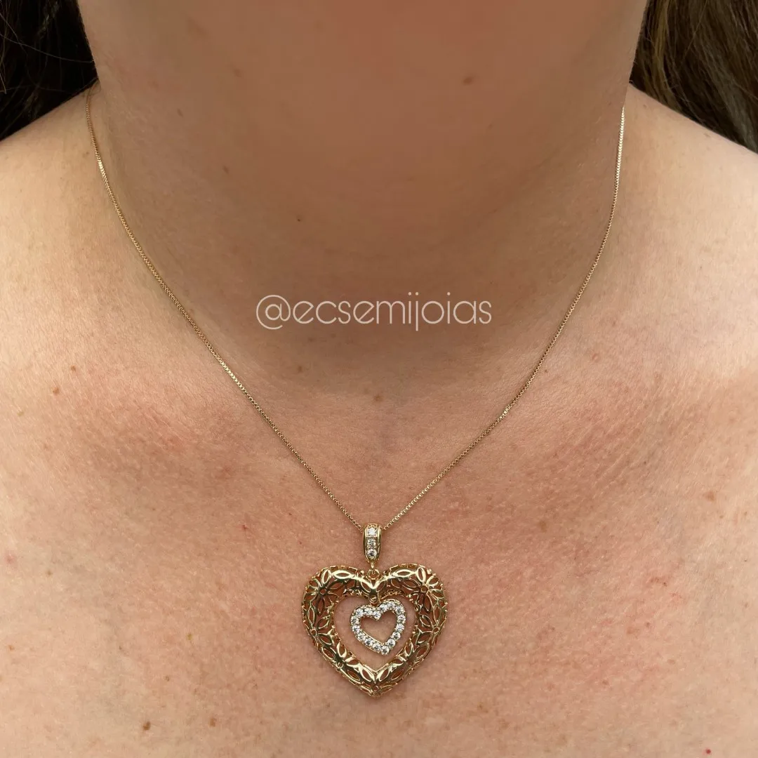 Colar com pingente de coração maior vazado e menor pendurado por dentro cravejado - colar ajustável - banhado a ouro 18k