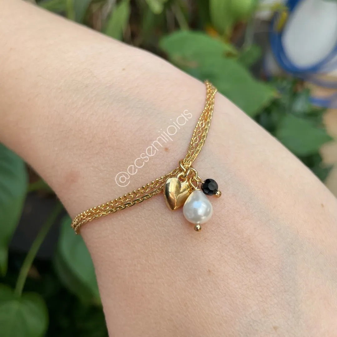 Pulseira com 3 fios com coração liso, pérola e pedra negra - 16cm + extensor - banhado a ouro 18k