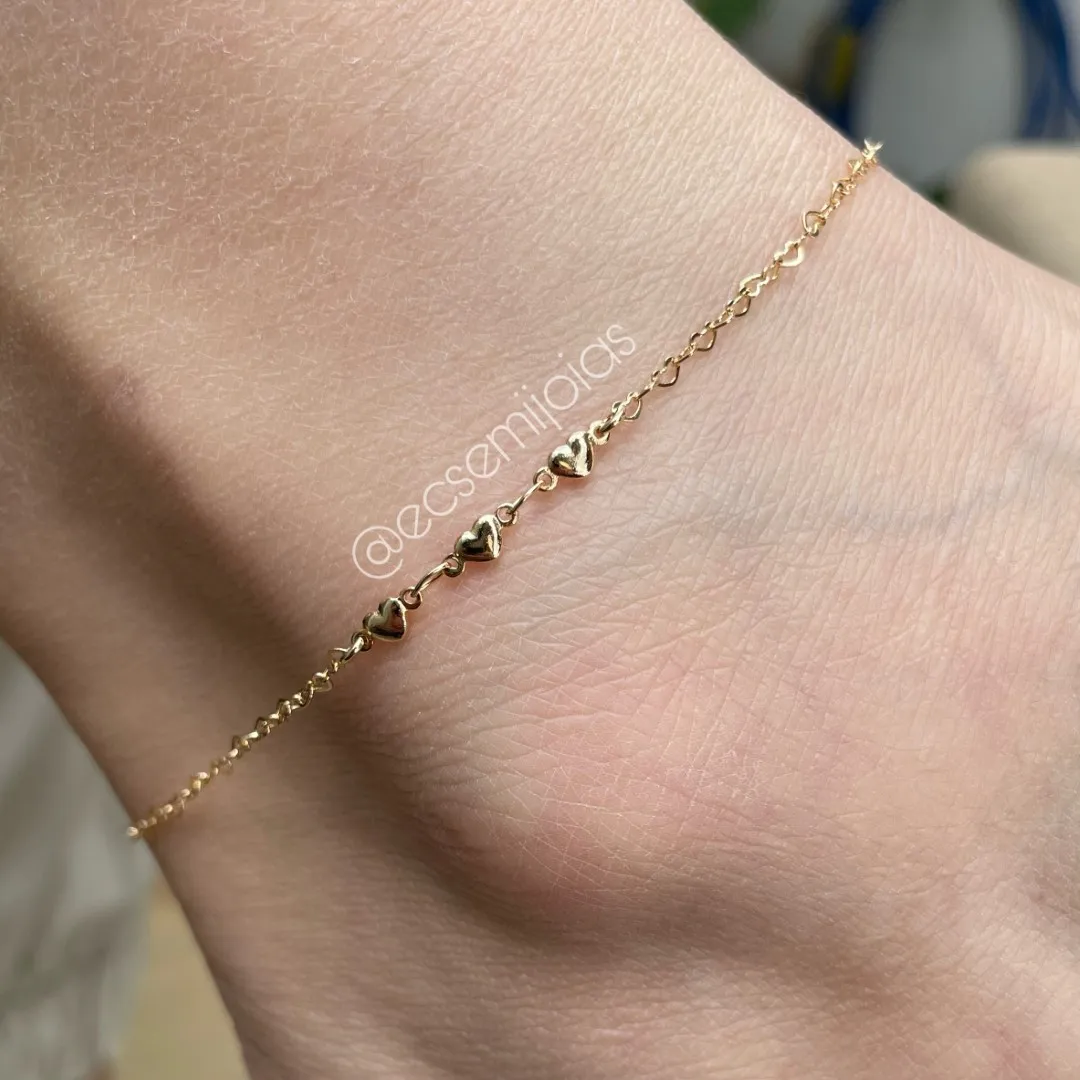 Tornozeleira com 3 corações pequenos lisos e elos de corações - 22cm + extensor - banhado a ouro 18k