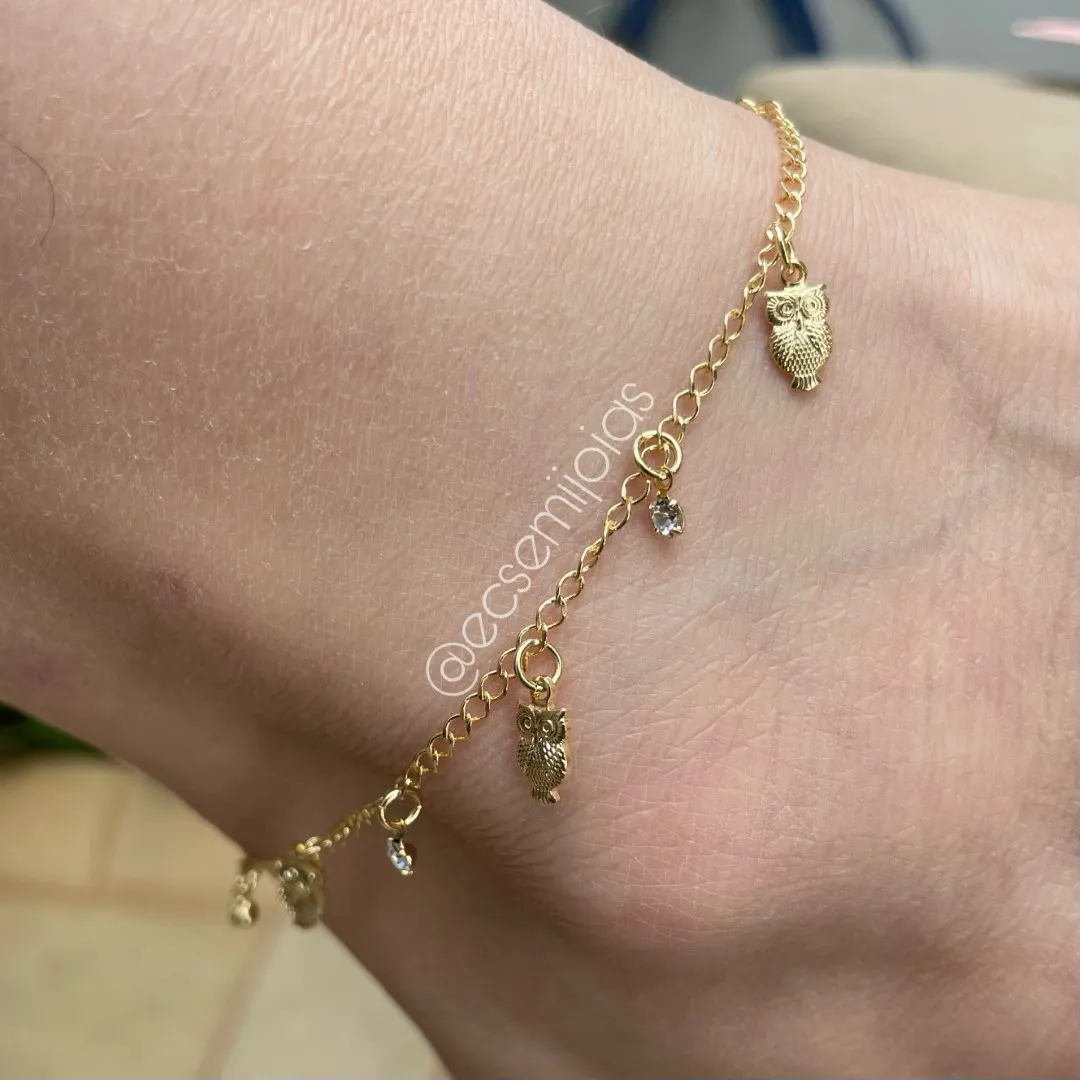 Tornozeleira com corujas e zircônias penduradas - 22cm + extensor - banhado a ouro 18k