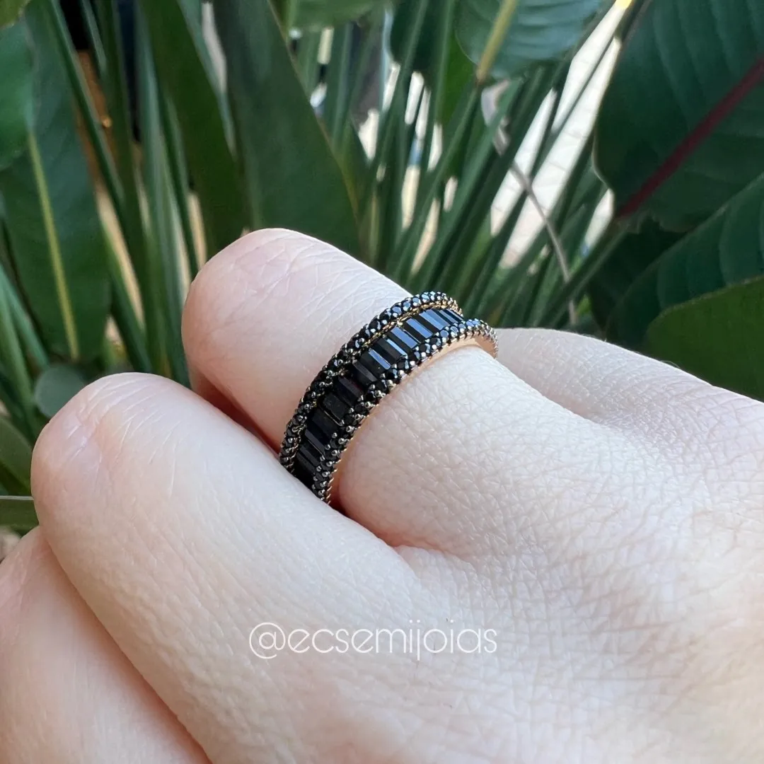 Anel 360º com 1 fileira de zircônias baguetes no centro e cravejado nas bordas - banhado a ouro 18k