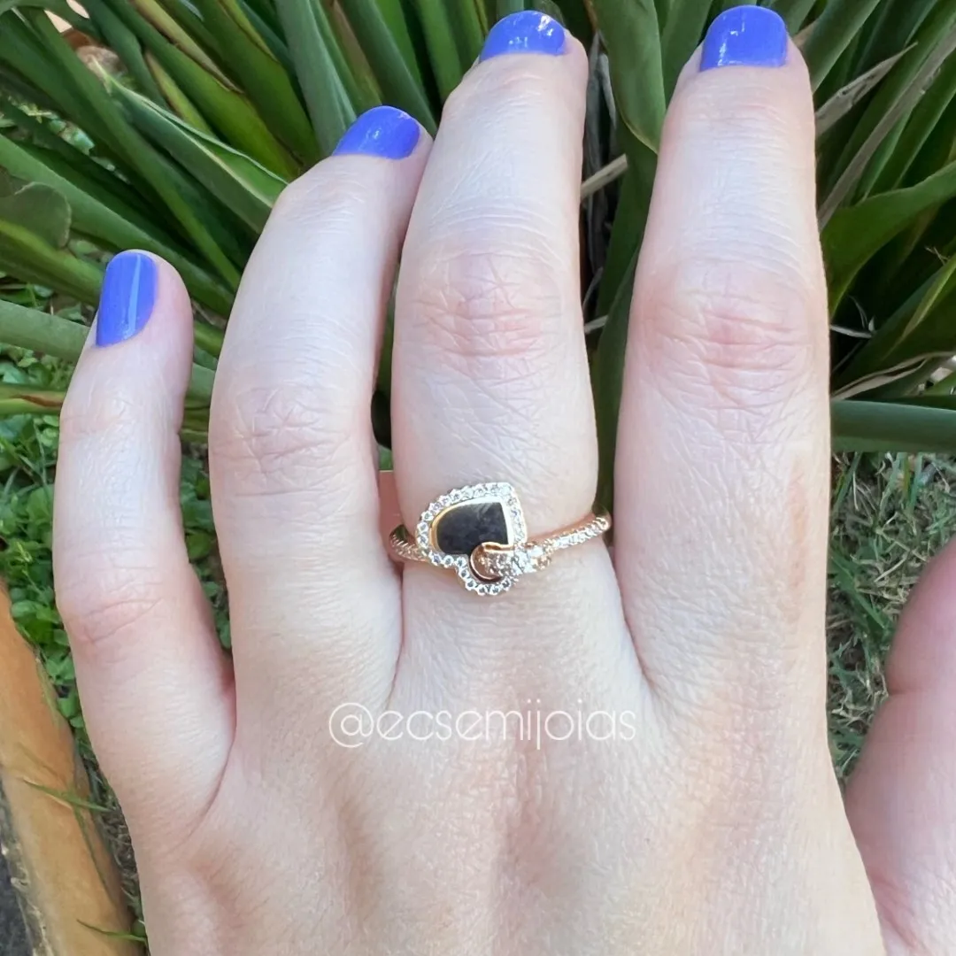 Anel com coração pendurado liso e cravejado nas bordas, com contra argola e aro cravejados  - banhado a ouro 18k