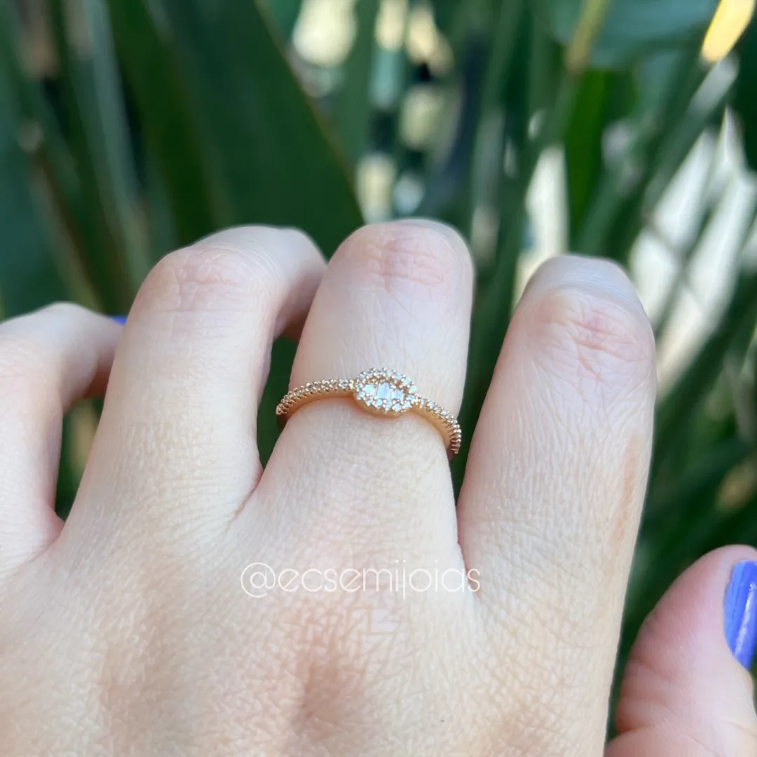 Anel oval cravejado com zircônias baguetes no centro cravejado em volta e no aro - banhado a ouro 18k