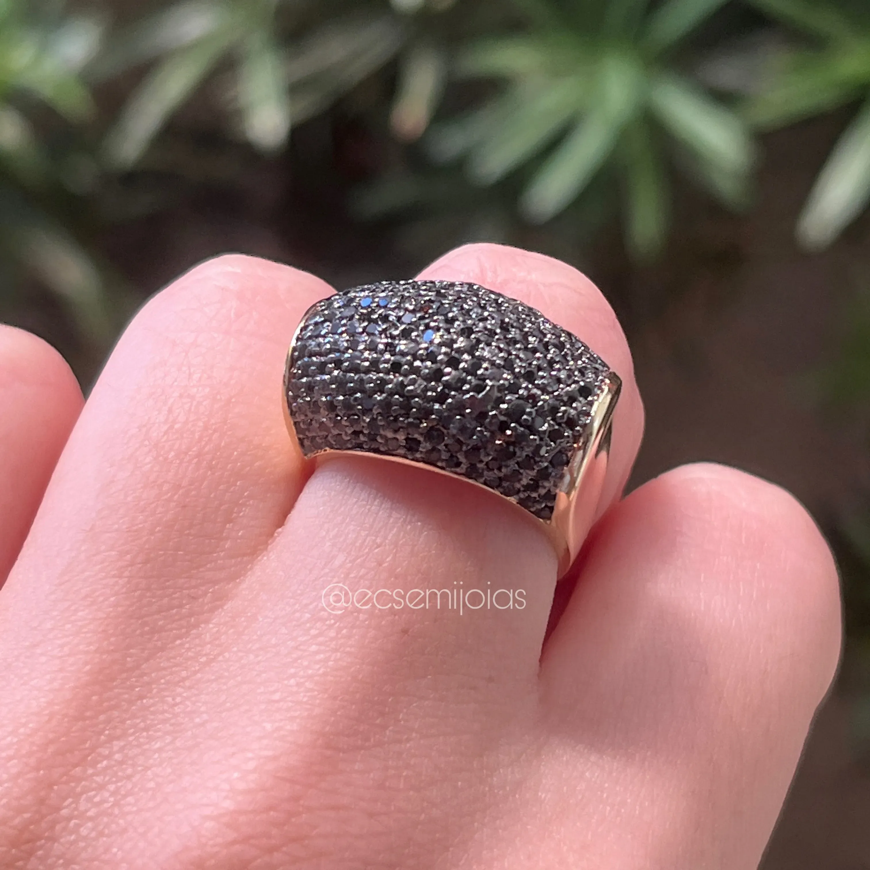 Anel oval cravejado laterais e em cima com zircônias - diâmetro do cravejado 14mm x 22mm - banhado a ouro 18k