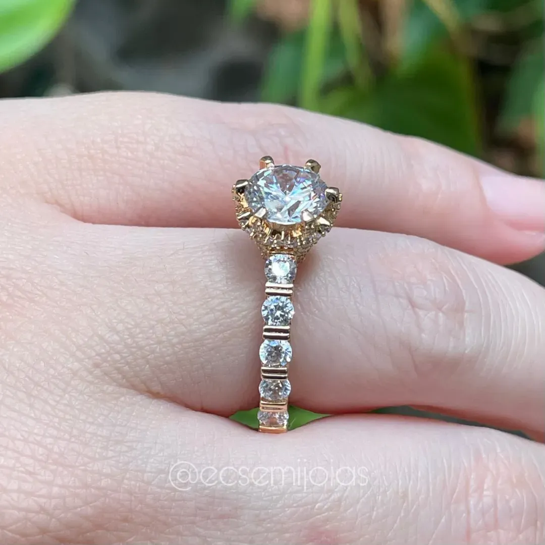 Anel solitário 8mm com garras cravejadas e aro com 100% de zircônias - banhado a ouro 18k