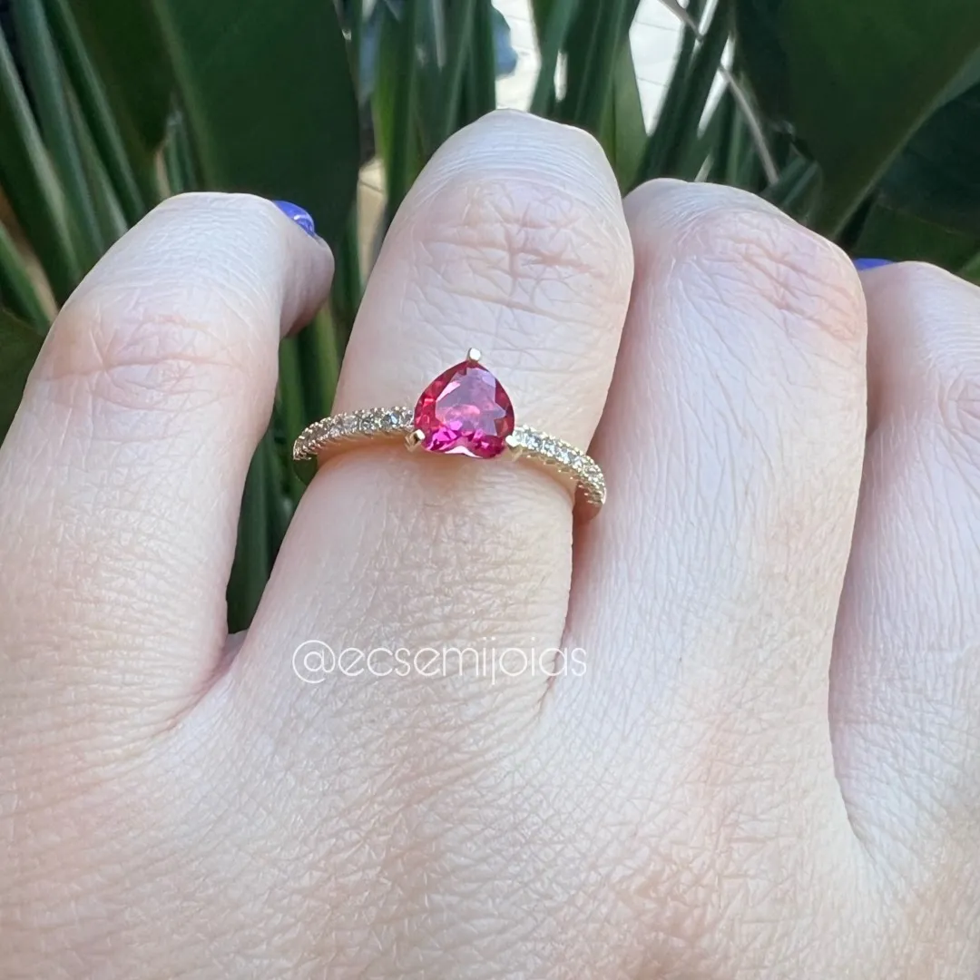 Anel solitário de coração com aro com 1 fileira cravejada  - banhado a ouro 18k