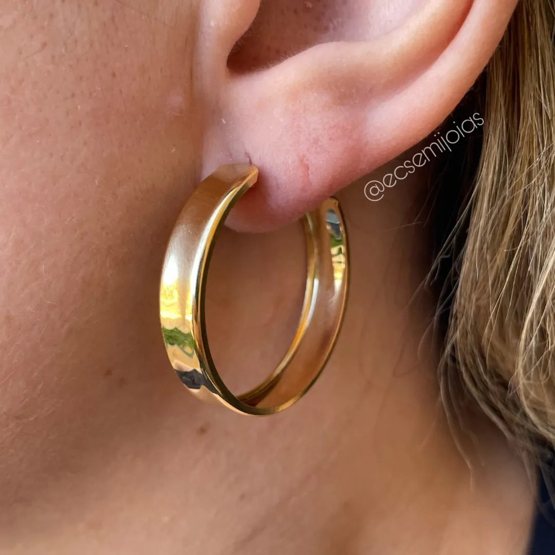 Argola achatada mais grossa 7mm - 3,5cm - banhado a ouro 18k