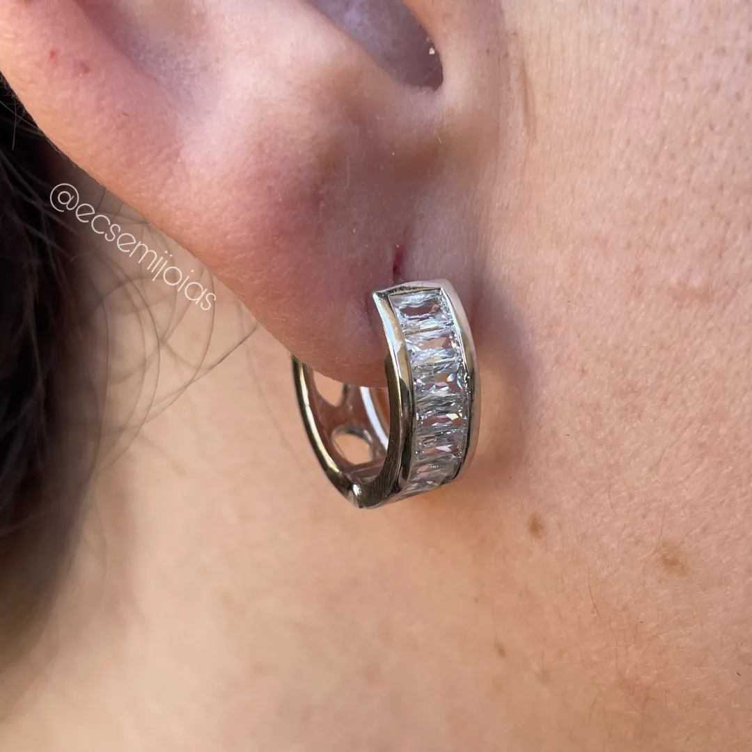 Argola com 1 fileiras cravejada com zircônias baguetes - 17mm - banhado a ródio branco