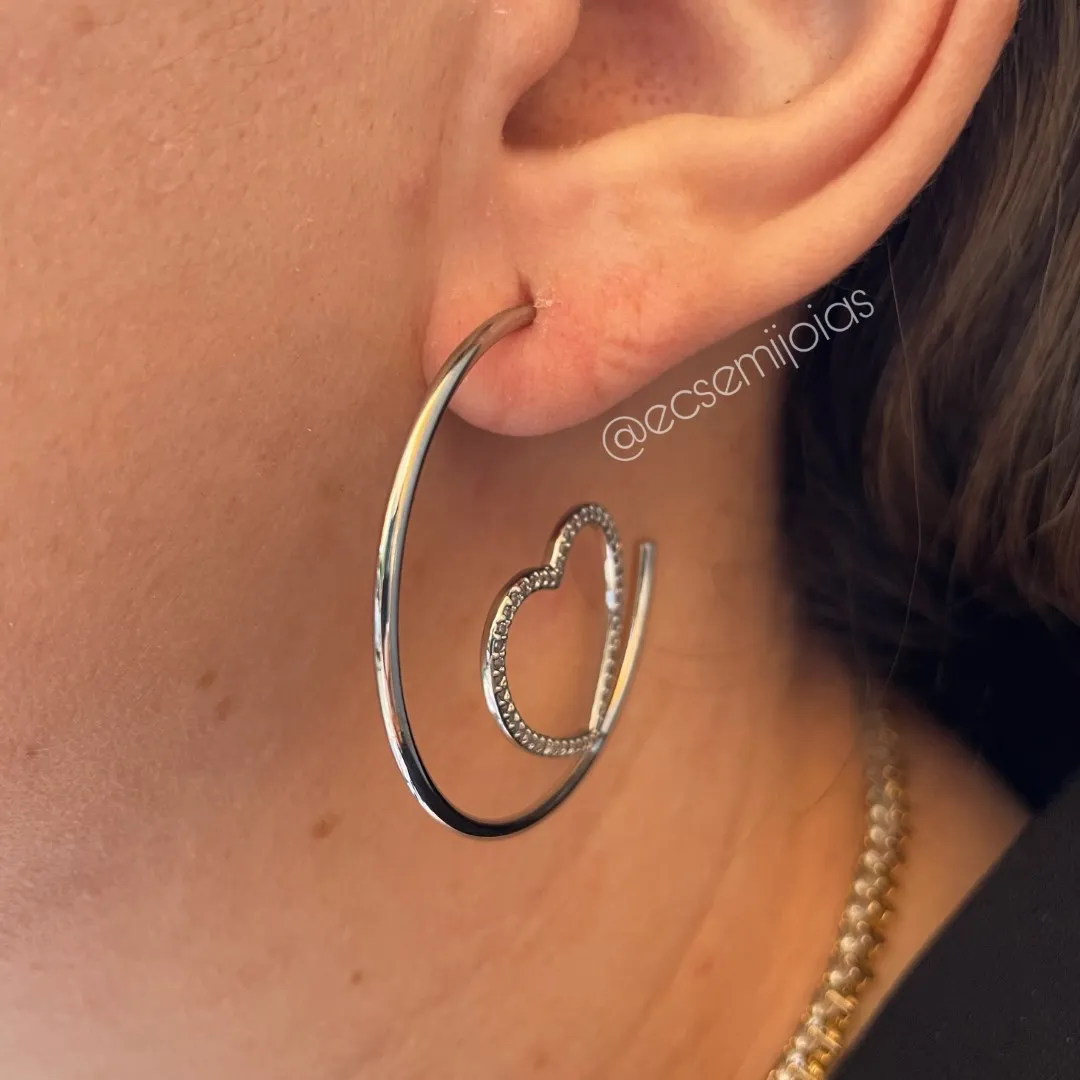 Argola lisa com coração no centro cravejado vazado - 4cm - banhado a ródio branco