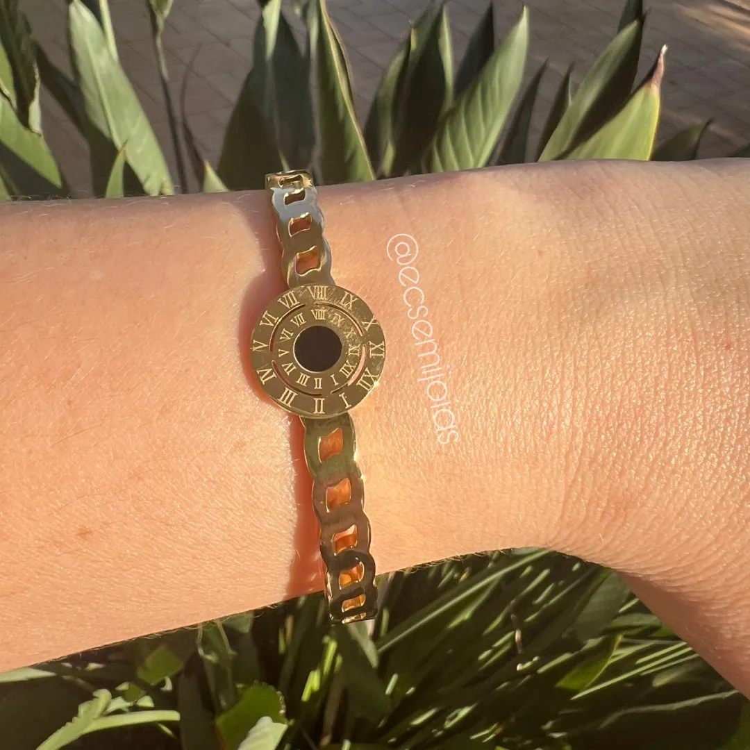 Bracelete com pedra redonda no centro com borda dupla com números gregos, aro de elos vazados - aço dourado
