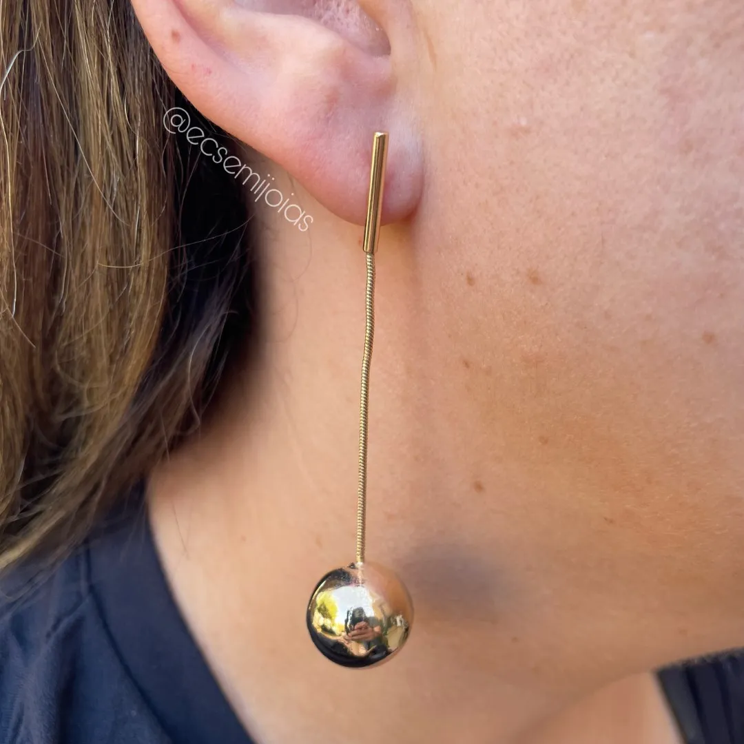 Brinco com base bastão e corda com bola lisa - 7,5cm - banhado a ouro 18k