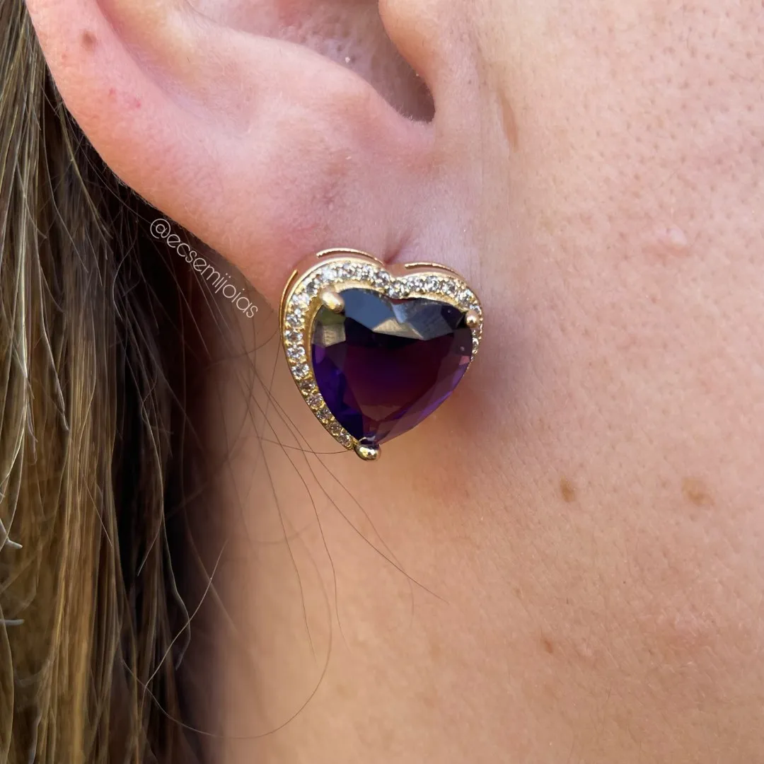 Brinco com zircônia coração grande 12mm no centro cravejado em volta - banhado a ouro 18k