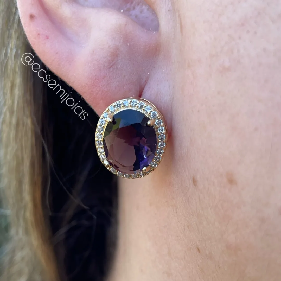 Brinco com zircônia oval grande 10x12mm no centro cravejado em volta - banhado a ouro 18k