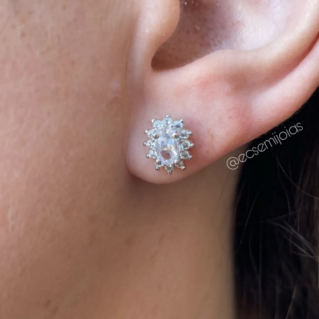 Brinco de zircônia oval 4x6mm no centro com borda cravejada - banhado a ródio branco