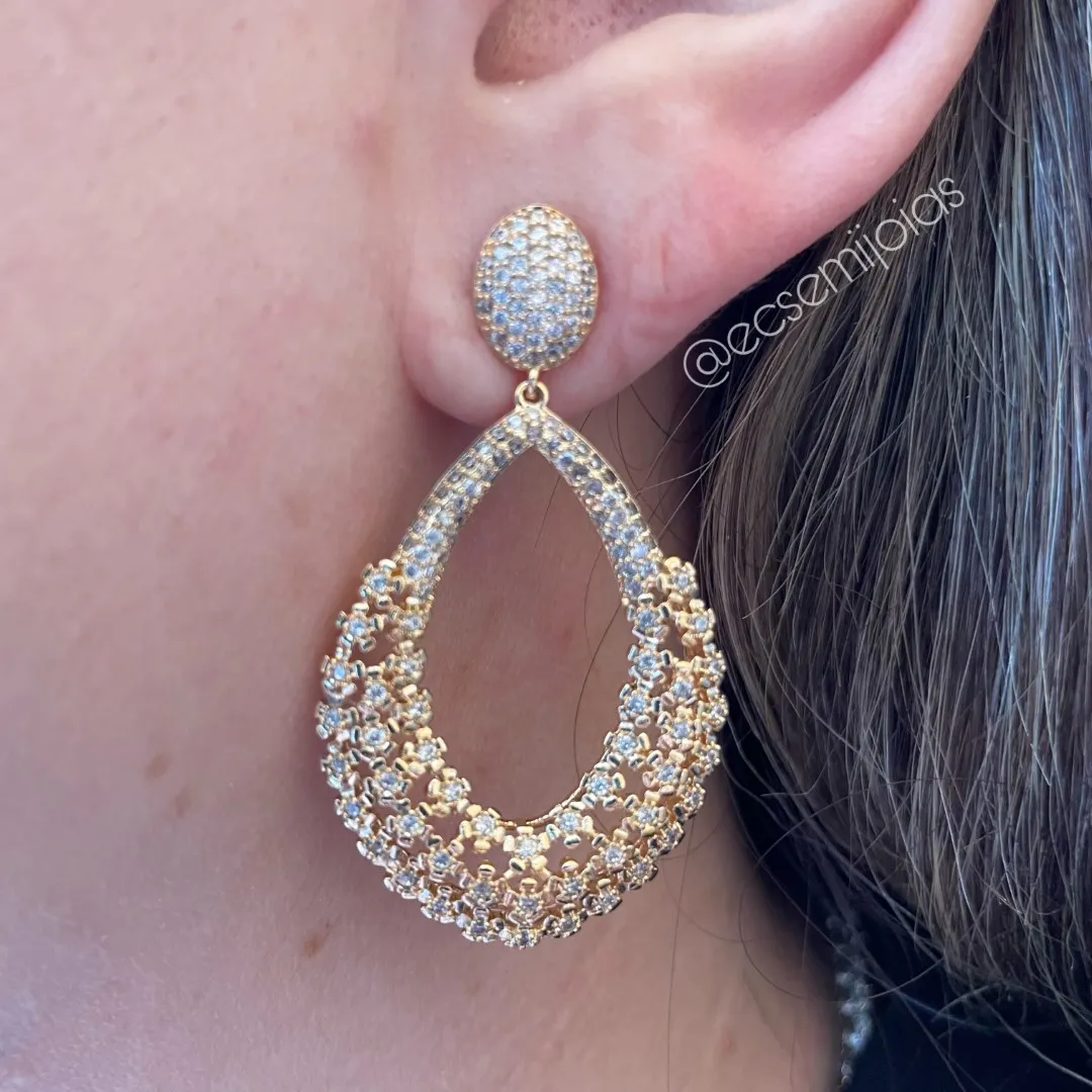 Brinco gota cravejada vazada - banhado a ouro 18k