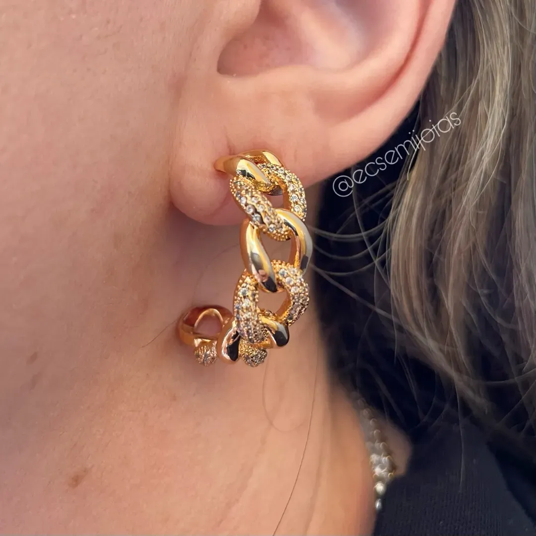 Brinco meia argola de elos maiores vazados lisos e cravejados - banhado a ouro 18k