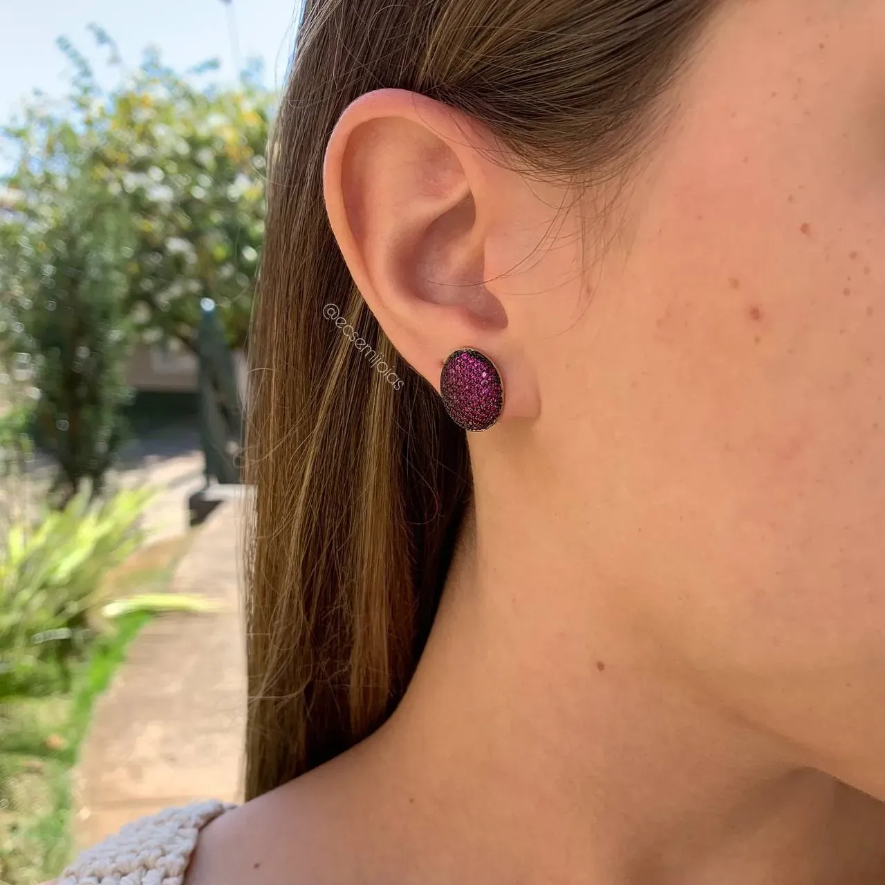 Brinco oval cravejado - banhado a ouro 18k