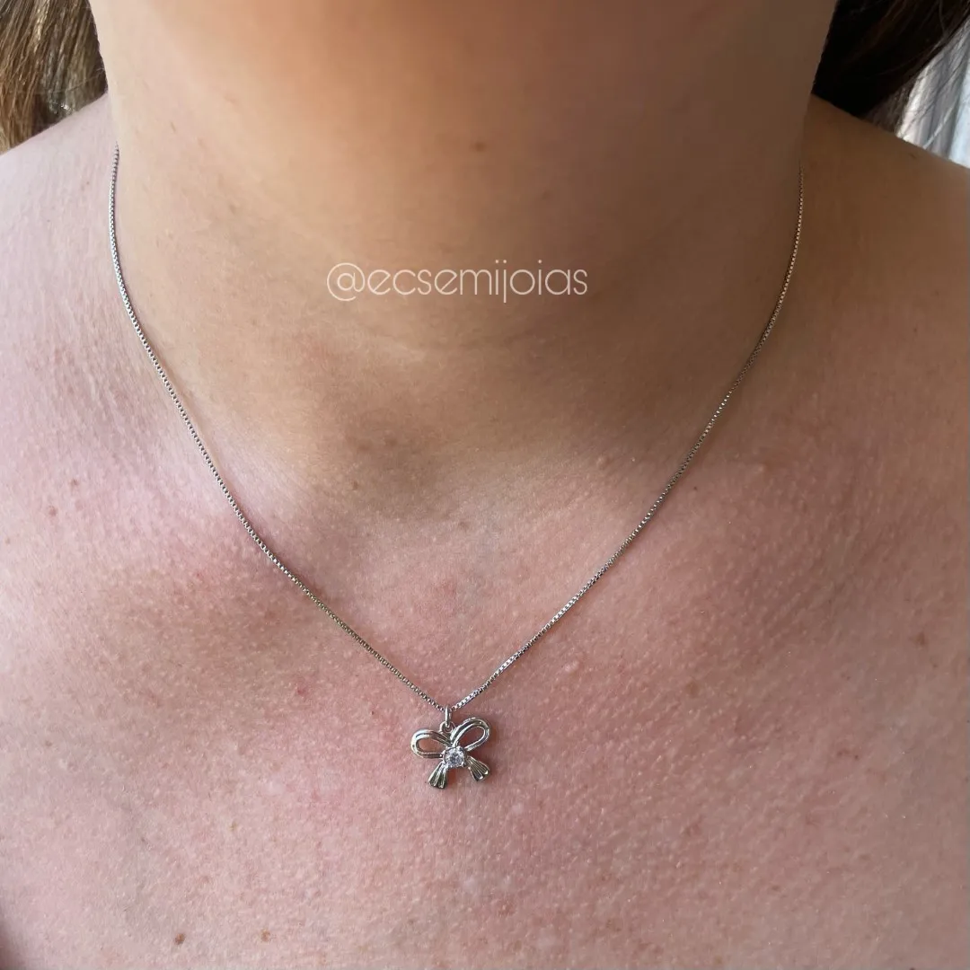 Colar com pingente de laço com 1 zircônia no centro - 40cm + extensor - banhado a ródio branco