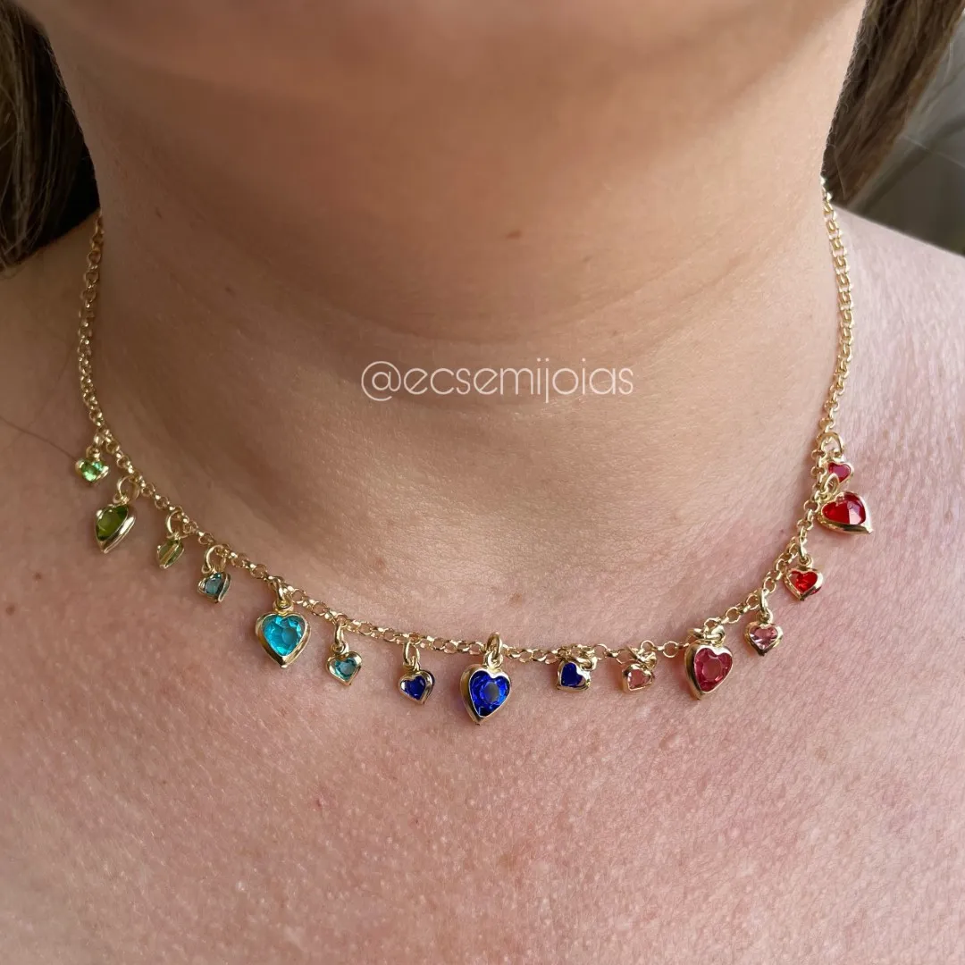 Colar de elo português fininho com vários corações de cristais coloridos - 40cm + extensor - banhado a ouro 18k