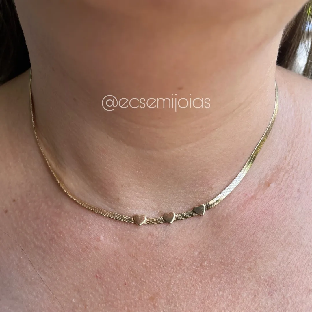 Colar de fita 3mm com 3 corações lisos - 40cm - banhado a ouro 18k