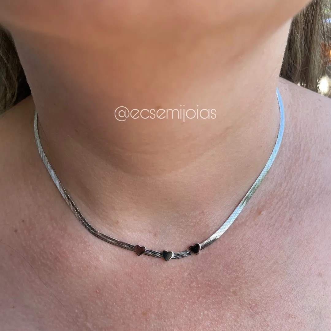 Colar de fita 3mm com 3 corações lisos - 40cm - banhado a ródio branco