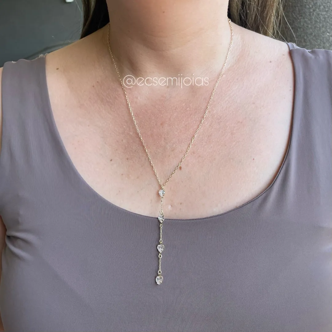 Colar gravata com elos finos e 5 corações de zircônia - 45cm + extensor - banhado a ouro 18k