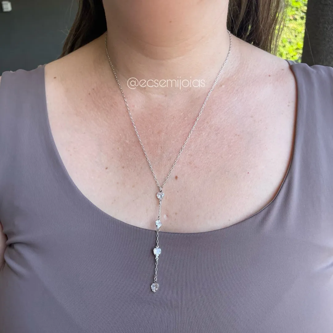 Colar gravata com elos finos e 5 corações de zircônia - 45cm + extensor - banhado a ródio branco