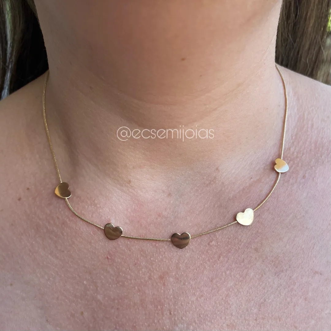 Colar lacraia 1mm com 5 corações 9mm lisos - 40cm + extensor - banhado a ouro 18k