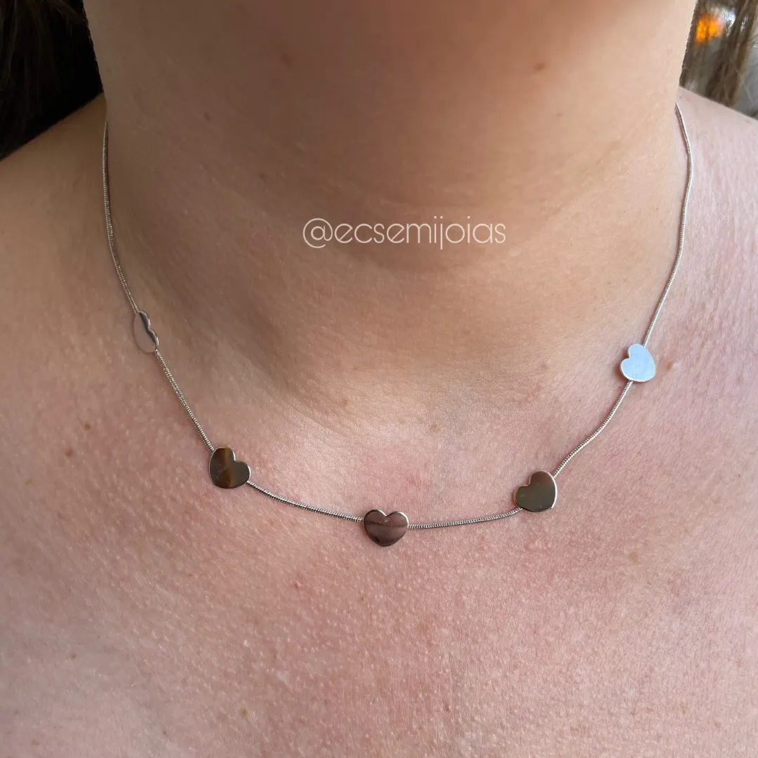 Colar lacraia 1mm com 5 corações 9mm lisos - 40cm + extensor - banhado a ródio branco