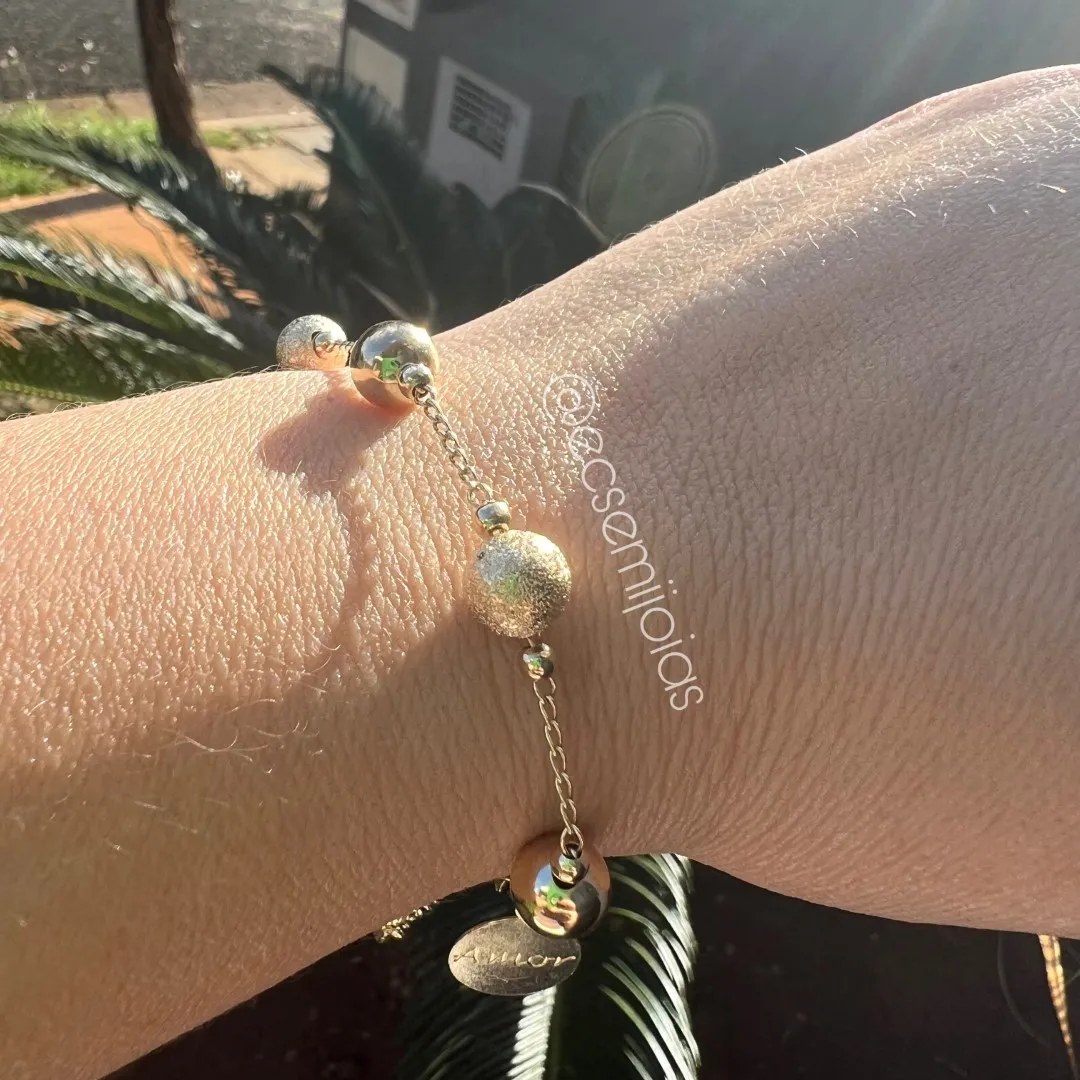 Pulseira com bolas lisas e diamantadas 8mm com moeda escrito AMOR - 17m + extensor - banhado a ouro 18k