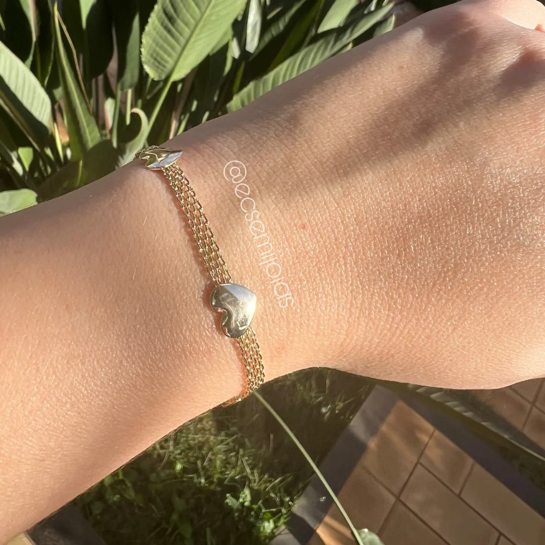 Pulseira com elo de fita 4mm toda vazada com 3 corações lisos - 19m + extensor - banhado a ouro 18k