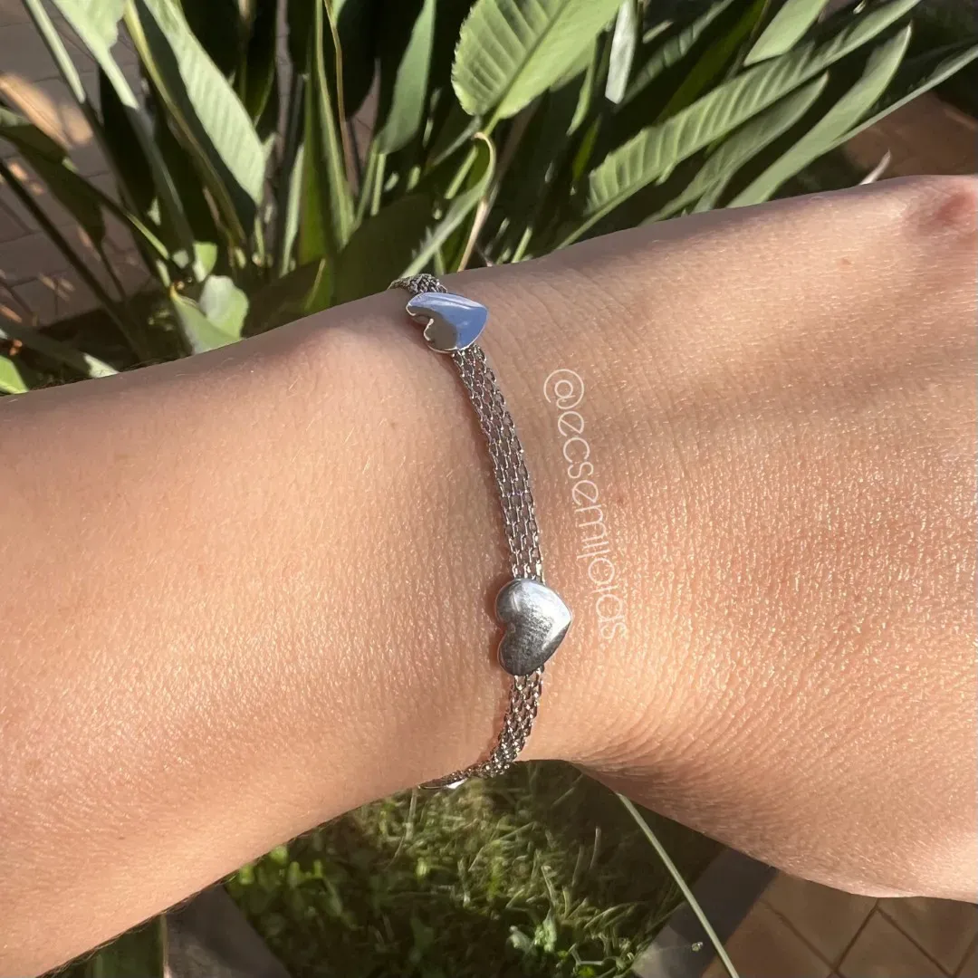 Pulseira com elo de fita 4mm toda vazada com 3 corações lisos - 19m + extensor - banhado a ródio branco