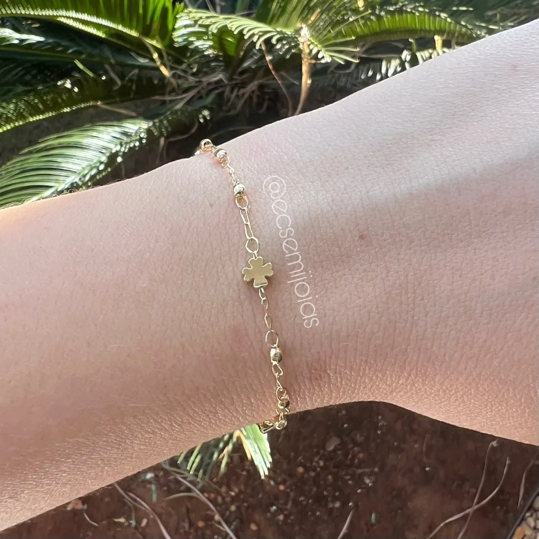 Pulseira com elos fininhos e trevos lisos - 18m + extensor - banhado a ouro 18k