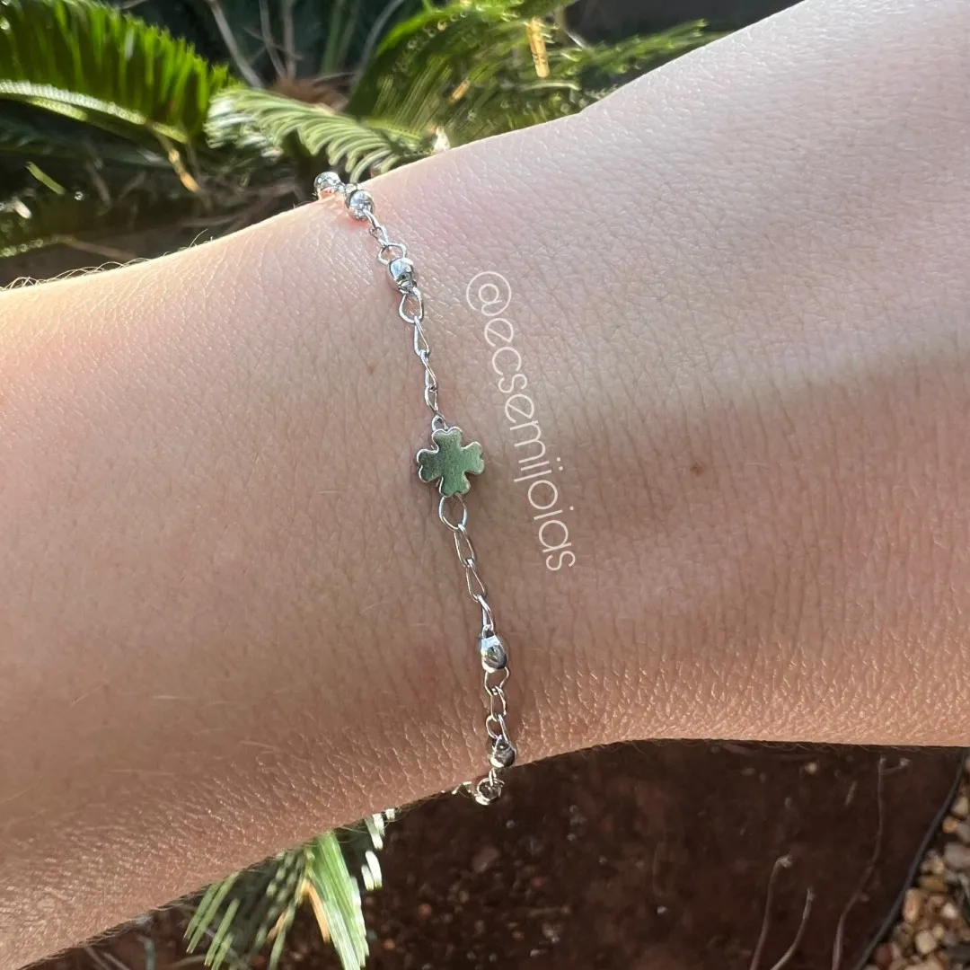 Pulseira com elos fininhos e trevos lisos - 18m + extensor - banhado a ródio branco